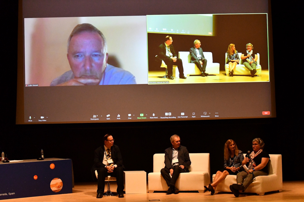 Agency Night was an opportunity for EPSC participants to interact with reprentatives of strategic organisations, Colin Vincent (ASTRONET), Nigel Mason (Europlanet), Kristiaan Temst (ESFR), Robin Canup (Co-Chair, Decadal Strategy for Planetary Science and Astrobiology) and Nicole Buckley (ESA).