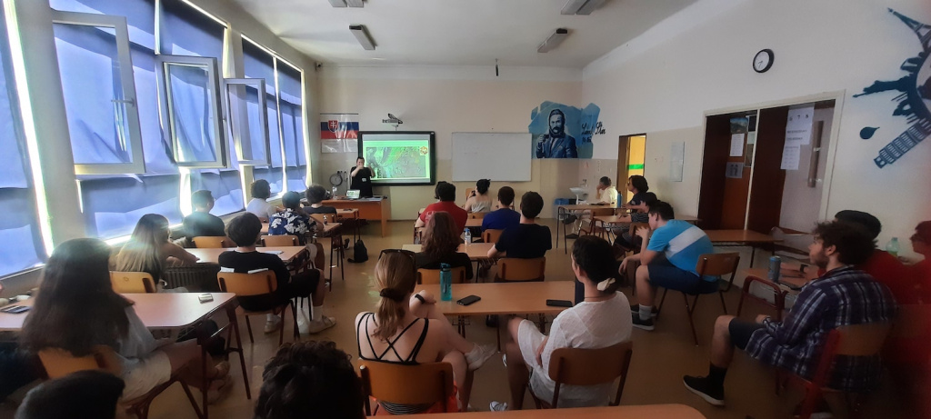 Barbara Cavalazzi gives a lecture on astrobiology as part of ‘ERIM Goes to Schools'.