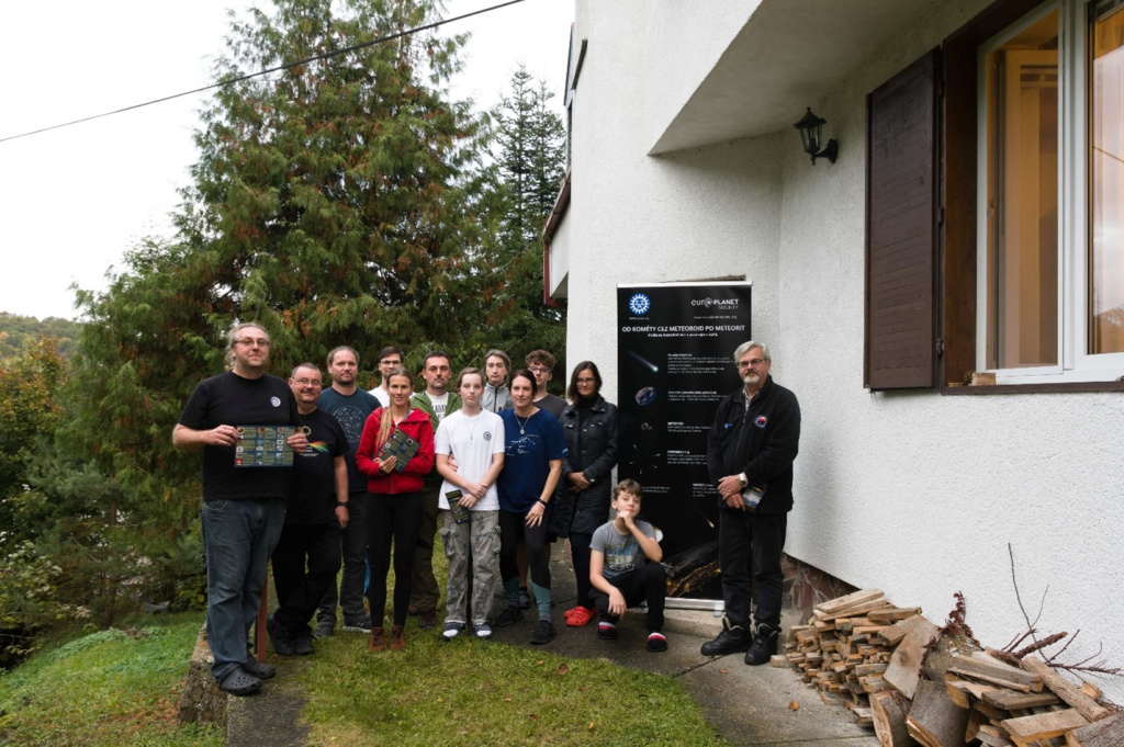 Group photo of the participants in the Orionids 2023 workshop and the banner.