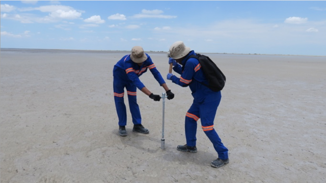 TA1.5: Makgadikgadi Salt Pans, Botswana. Students collecting a core of sediments from the pan for sedimentological and geomicrobiological studies.